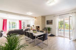 Posezení v ubytování Luxurious Mediterranean house (8+2) near to the beautiful beaches