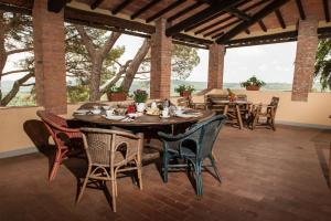 ein Esszimmer mit einem Tisch und Stühlen in der Unterkunft Casa Vacanze Villa Giusterna in Monte Benichi