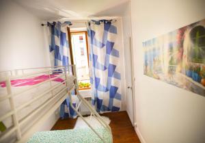 1 dormitorio con litera y ventana en Très sympa appartement à cote de la gare, en Persan