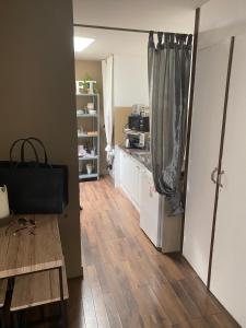 Cette chambre dispose d'une cuisine avec un comptoir et une table. dans l'établissement Loft Cannes, à Cannes