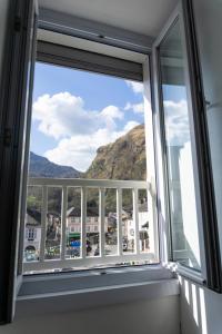 een raam met uitzicht op een berg bij Hôtel d'Ossau in Laruns