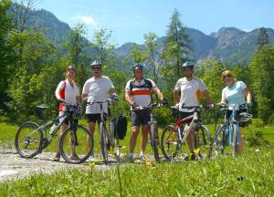 un grupo de personas de pie junto a sus bicicletas en Haus Hepi B&B, en Obertraun