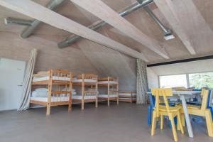 Zimmer mit Stühlen, einem Tisch, einem Tisch und Stühlen in der Unterkunft Käsmu Holiday House in Käsmu