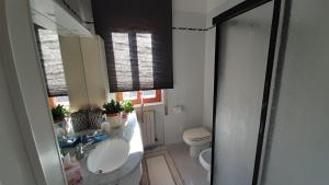 A bathroom at L'angolo di Betti