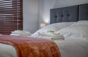 - une chambre avec un lit et des serviettes dans l'établissement Flow Apartments Toruń, à Toruń