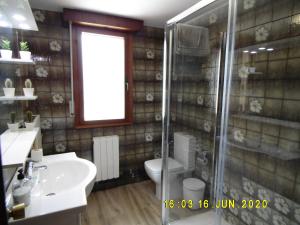 A bathroom at Apartamento Anjana Még 24 kép