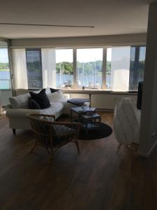 - un salon avec un canapé et une table dans l'établissement Apartment 6, OG 3, à Schleswig