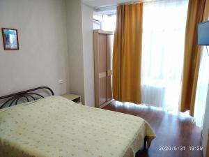 سرير أو أسرّة في غرفة في Apartment in Dzhemete