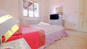 1 dormitorio con 1 cama, vestidor y TV en LunaMia&Pool, en Alessano