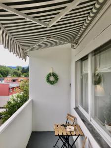 eine Terrasse mit einem Holztisch auf dem Balkon in der Unterkunft Kaiserreich I - Styrian Hideaway in Graz