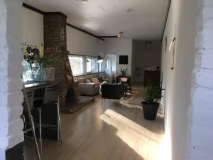 sala de estar con sofá y chimenea en Vakantieappartement Stal Rhosyr, en Laren