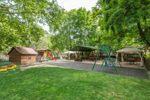 um parque infantil com um escorrega e um "playgroundfficientfficientfficientfficientfficient" em Бунгала Сън Сити em Sandanski