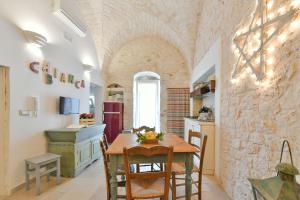 a kitchen and dining room with a table and chairs at Chianca Bianca in Ostuni