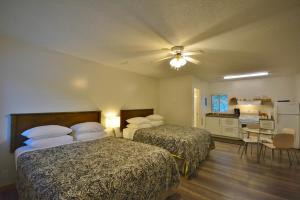 Säng eller sängar i ett rum på Pender Harbour Resort & Marina