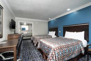 Кровать или кровати в номере GatorTown Inn