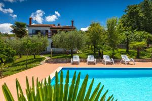 willa z basenem i domem w obiekcie Mugeba Club Residence w Poreču