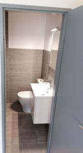 Studio vue imprenable في سييرا: حمام مع حوض أبيض ومرحاض