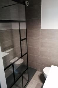 Studio vue imprenable في سييرا: حمام مع مرحاض ورف زجاجي