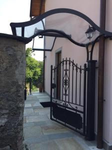 una entrada a una casa con una puerta negra en Ca' dul Sul, en Miazzina