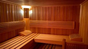 una pequeña sauna de madera con un banco. en Intermontana Familienhotel B&B, en Sankt Leonhard im Pitztal