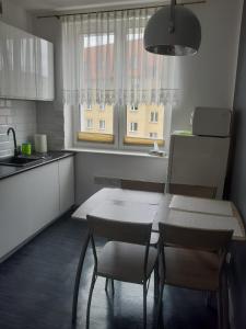 コウォブジェクにあるU Malgosiのキッチン(テーブル、椅子付)、窓