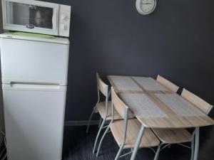 コウォブジェクにあるU Malgosiのテーブル(椅子付)、冷蔵庫(電子レンジ付)