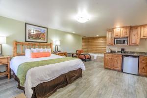 Кухня или мини-кухня в Pioneer Lodge Zion National Park-Springdale
