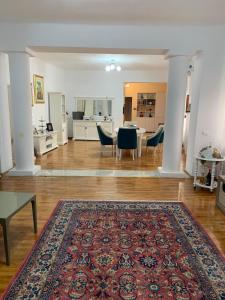 a living room with a rug and a table and chairs at Casa Centru in Mediaş