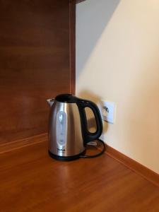 Příslušenství pro přípravu čaje a kávy v ubytování Apartament Holiday