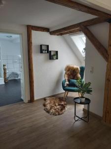 un salon avec une chaise bleue et une plante dans l'établissement Apart Hotel - Dillinger Schwabennest, à Dillingen an der Donau