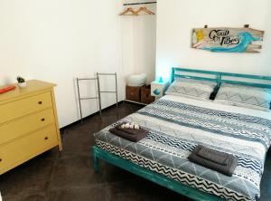 una camera con letto blu e comò giallo di Blue Room Guest House a Genova