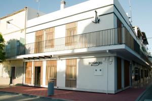 un edificio blanco con un balcón en el lateral. en Sosiego Home, en Puerto de Mazarrón