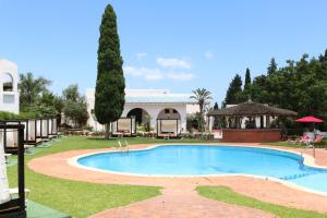 The swimming pool at or close to Hôtel Mandy