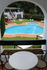 The swimming pool at or close to Hôtel Mandy