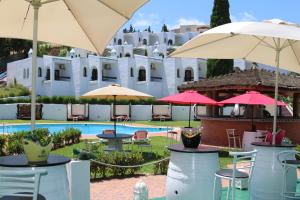 The swimming pool at or close to Hôtel Mandy