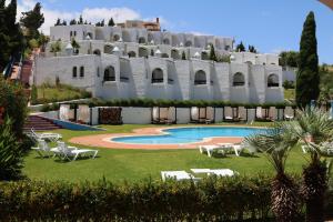 The swimming pool at or close to Hôtel Mandy