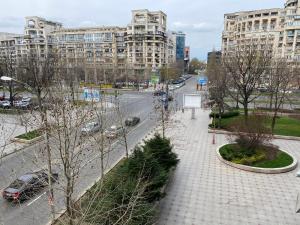 uma vista para uma rua da cidade com edifícios altos em green Apartment 96 em Bucareste