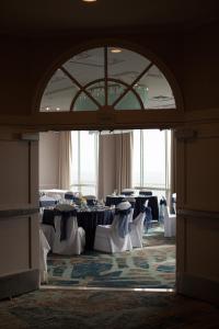 una sala da pranzo con tavoli e sedie in un edificio di Crowne Plaza Hotel Ventura Beach, an IHG Hotel a Ventura