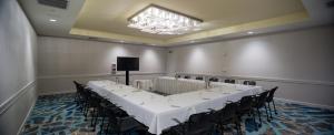una sala de conferencias con una mesa larga y sillas en Crowne Plaza Hotel Ventura Beach, an IHG Hotel, en Ventura