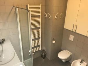 Koupelna v ubytování Apartment Lesnina + 19 fotografií