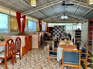 a dining room with tables and chairs and a restaurant at House Center in Milagro