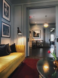 uma sala de estar com um sofá amarelo e uma mesa em Hotel Ella em Austin