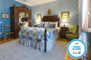 um quarto com uma cama grande e uma cadeira em Charming Antas House no Porto