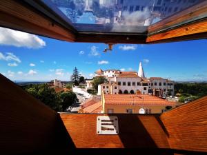uitzicht op de stad vanaf het dak van een gebouw bij Sintra Central Loft in Sintra