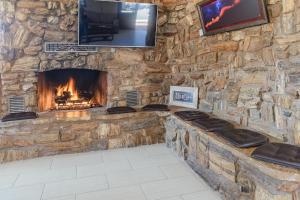 un muro in pietra con camino e TV di Pioneer Lodge Zion National Park-Springdale a Springdale