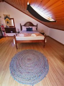 A bed or beds in a room at Sintra Central Loft