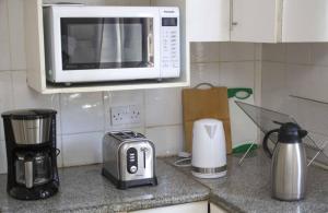 Príslušenstvo na prípravu kávy alebo čaju v ubytovaní Chrinas Guest House