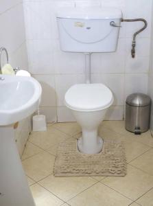 リロングウェにあるChrinas Guest Houseのバスルーム(トイレ、洗面台付)