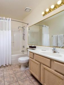 W łazience znajduje się umywalka, toaleta i lustro. w obiekcie GetAways at Havasu Dunes Resort w mieście Lake Havasu City