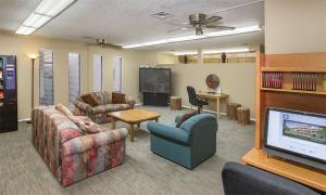 uma sala de estar com sofás e uma televisão de ecrã plano em GetAways at Havasu Dunes Resort em Lake Havasu City